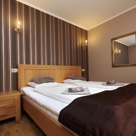 Guest House Romantika Panzio Гюла Екстериор снимка