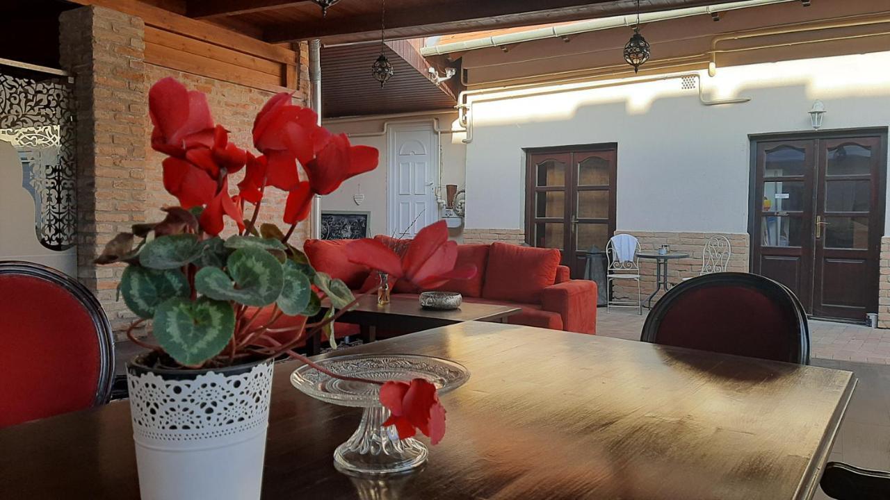 Guest House Romantika Panzio Гюла Екстериор снимка