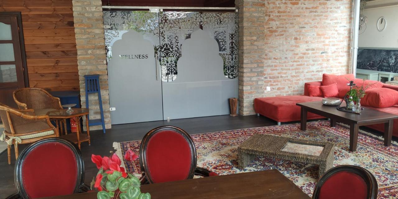 Guest House Romantika Panzio Гюла Екстериор снимка