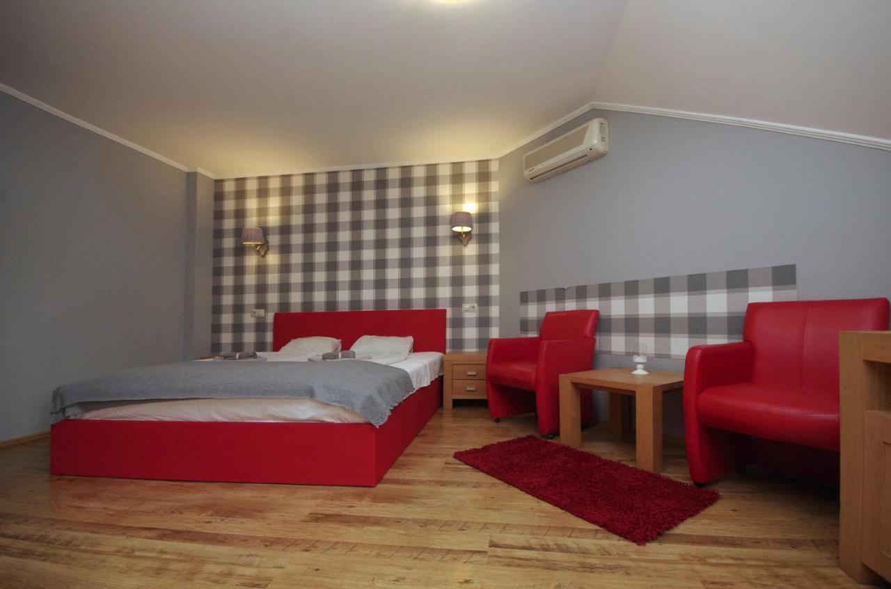 Guest House Romantika Panzio Гюла Екстериор снимка