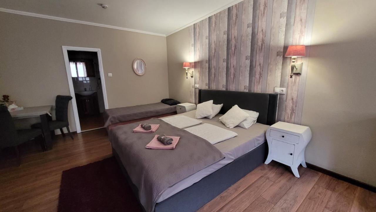 Guest House Romantika Panzio Гюла Екстериор снимка