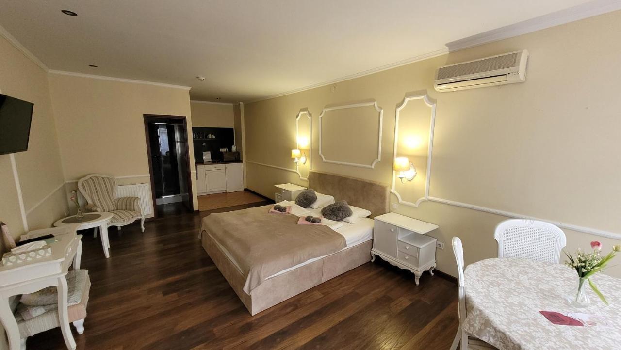 Guest House Romantika Panzio Гюла Екстериор снимка