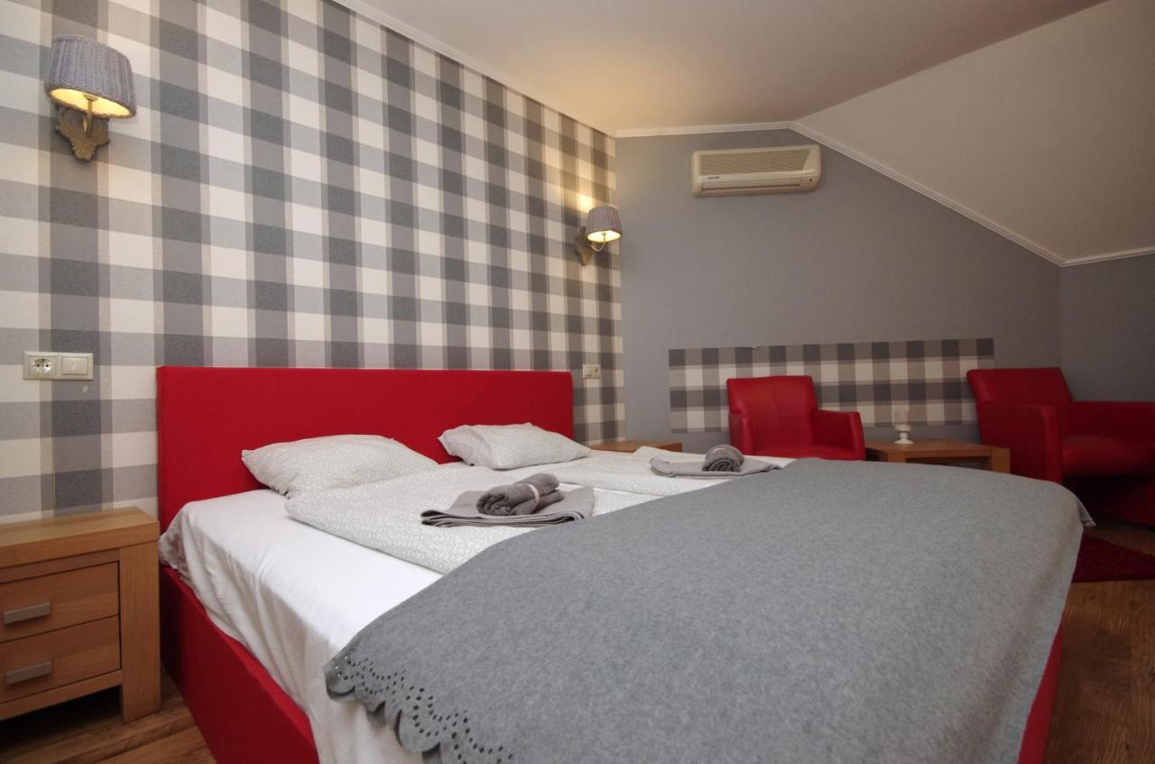 Guest House Romantika Panzio Гюла Екстериор снимка