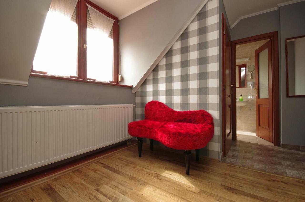 Guest House Romantika Panzio Гюла Екстериор снимка
