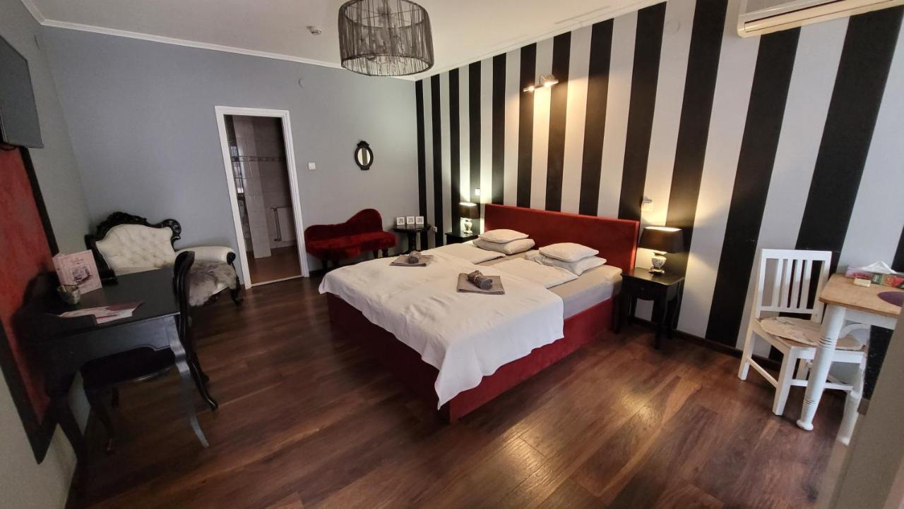 Guest House Romantika Panzio Гюла Екстериор снимка