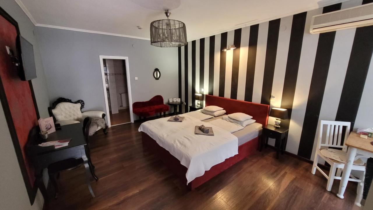 Guest House Romantika Panzio Гюла Екстериор снимка