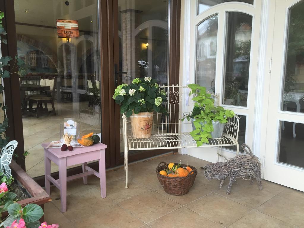 Guest House Romantika Panzio Гюла Екстериор снимка