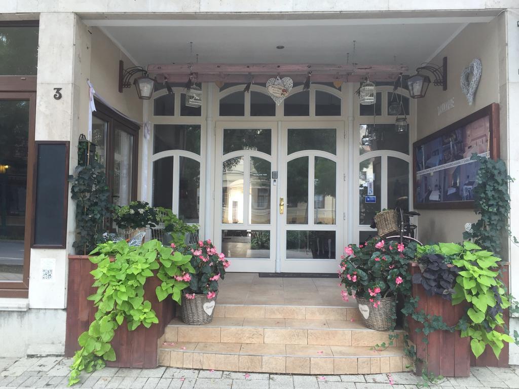 Guest House Romantika Panzio Гюла Екстериор снимка