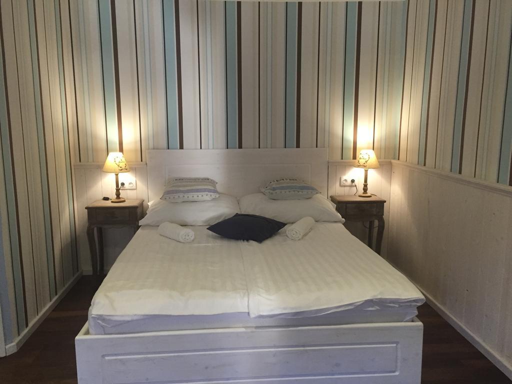 Guest House Romantika Panzio Гюла Екстериор снимка
