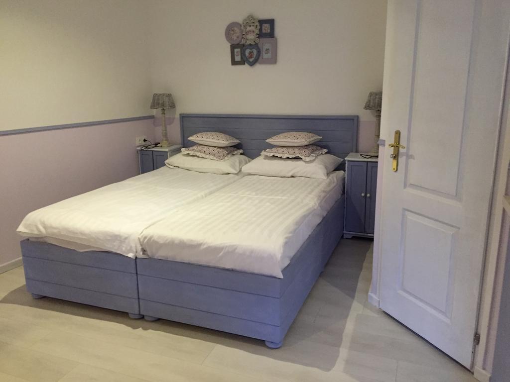 Guest House Romantika Panzio Гюла Стая снимка