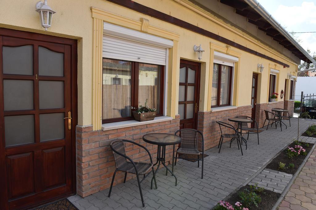 Guest House Romantika Panzio Гюла Екстериор снимка