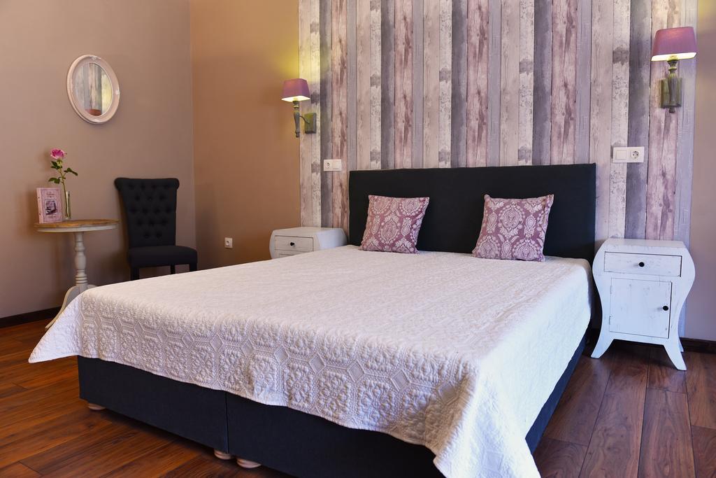 Guest House Romantika Panzio Гюла Стая снимка