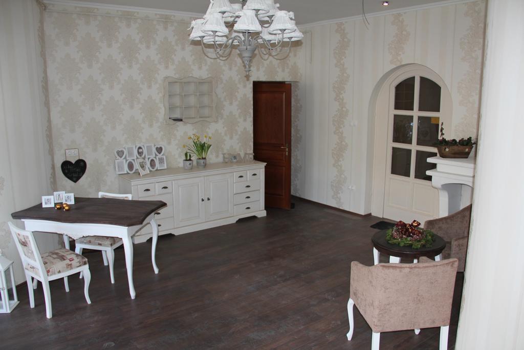 Guest House Romantika Panzio Гюла Екстериор снимка