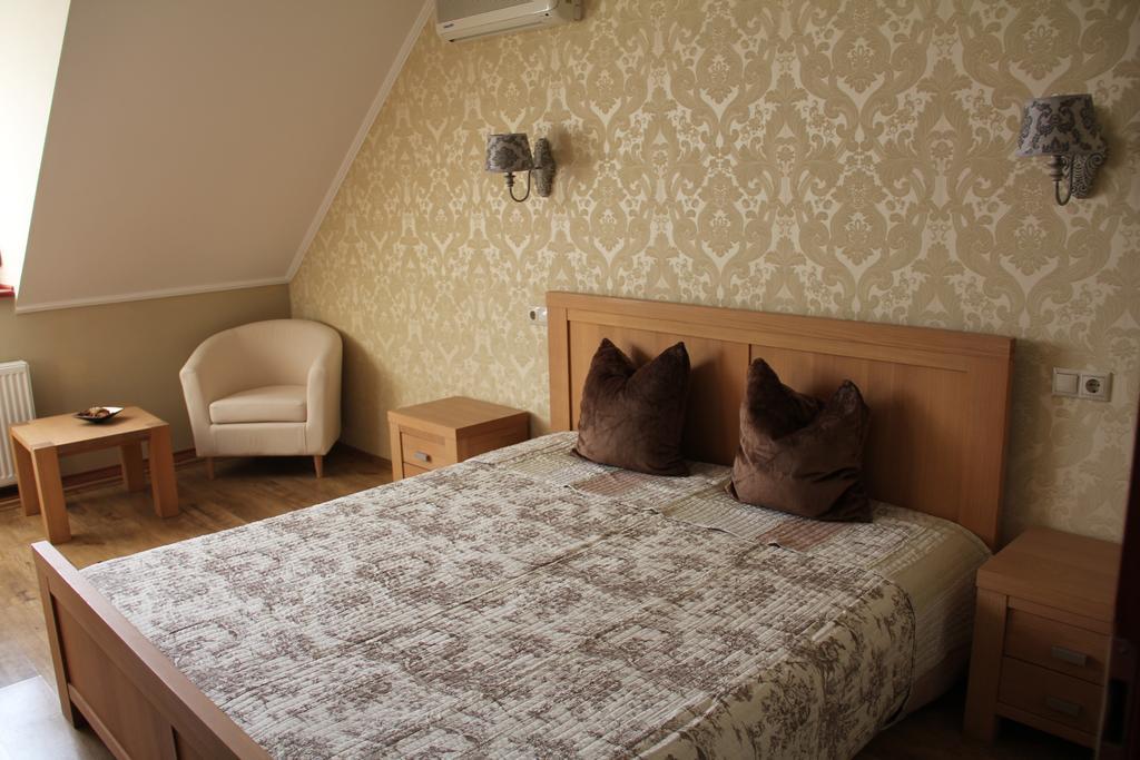 Guest House Romantika Panzio Гюла Стая снимка