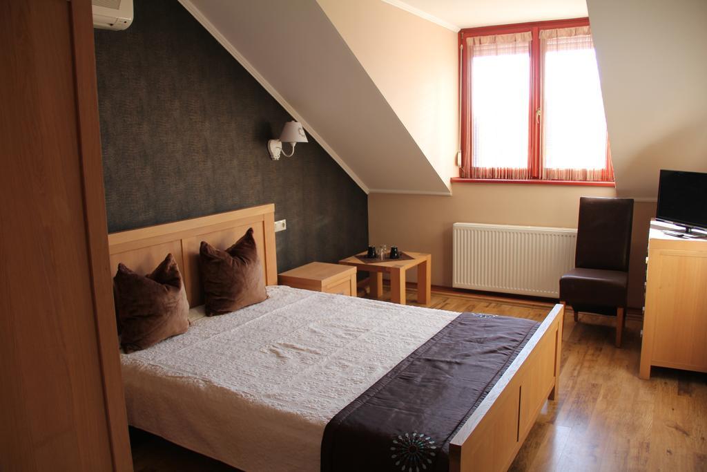 Guest House Romantika Panzio Гюла Екстериор снимка
