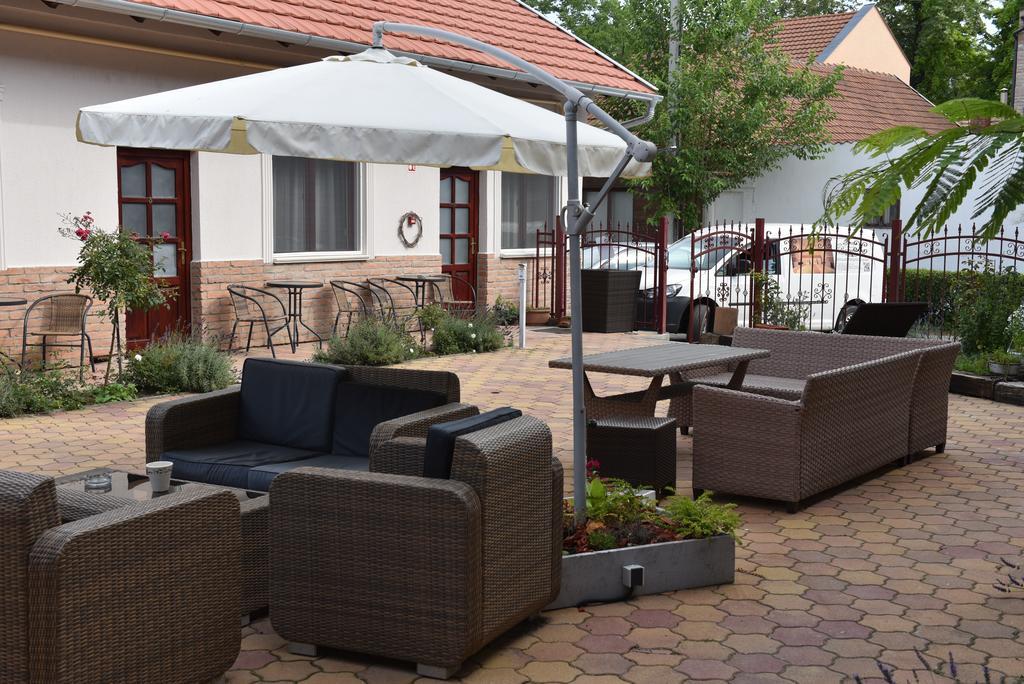 Guest House Romantika Panzio Гюла Екстериор снимка
