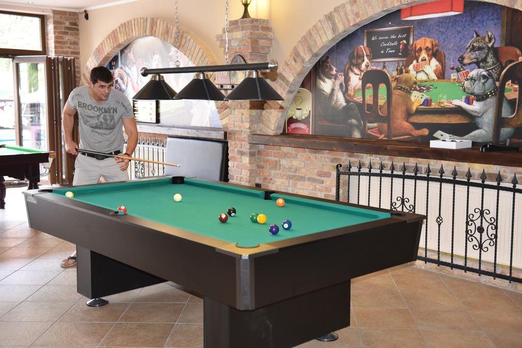 Guest House Romantika Panzio Гюла Екстериор снимка
