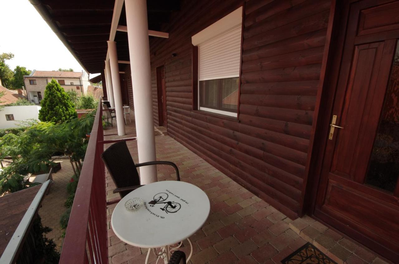 Guest House Romantika Panzio Гюла Екстериор снимка