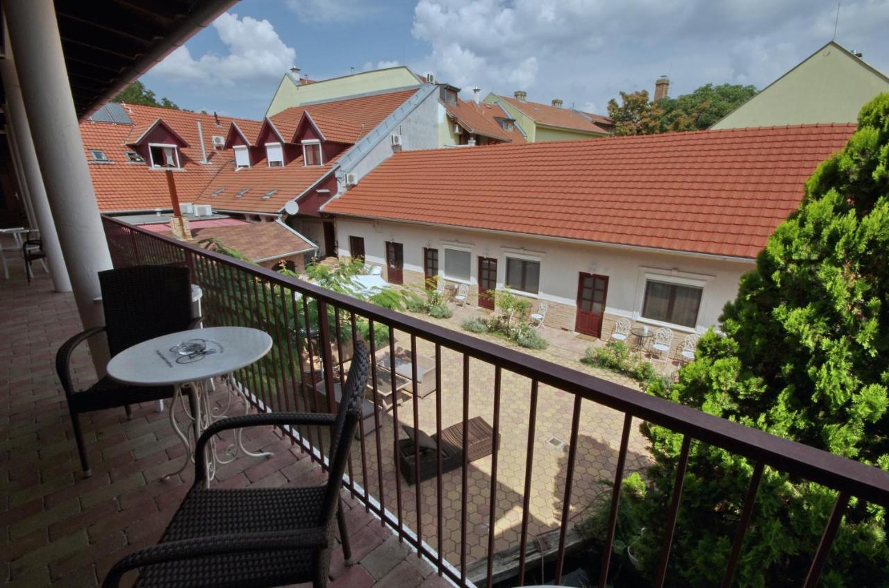 Guest House Romantika Panzio Гюла Екстериор снимка