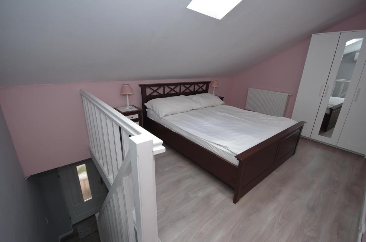 Guest House Romantika Panzio Гюла Екстериор снимка